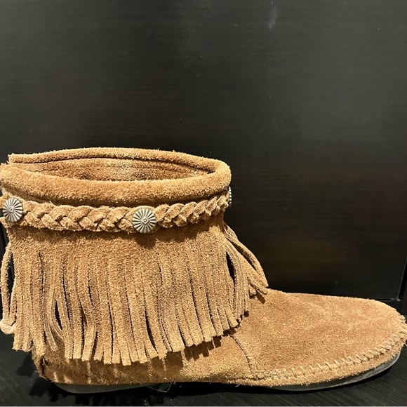 Minnetonka Women's Hi-top Fringe Back Zip Boot Color: Taupe Suede Size: 8.5 - Picture 4 of 7